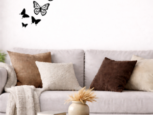 Ensemble de papillons noirs dans un salon